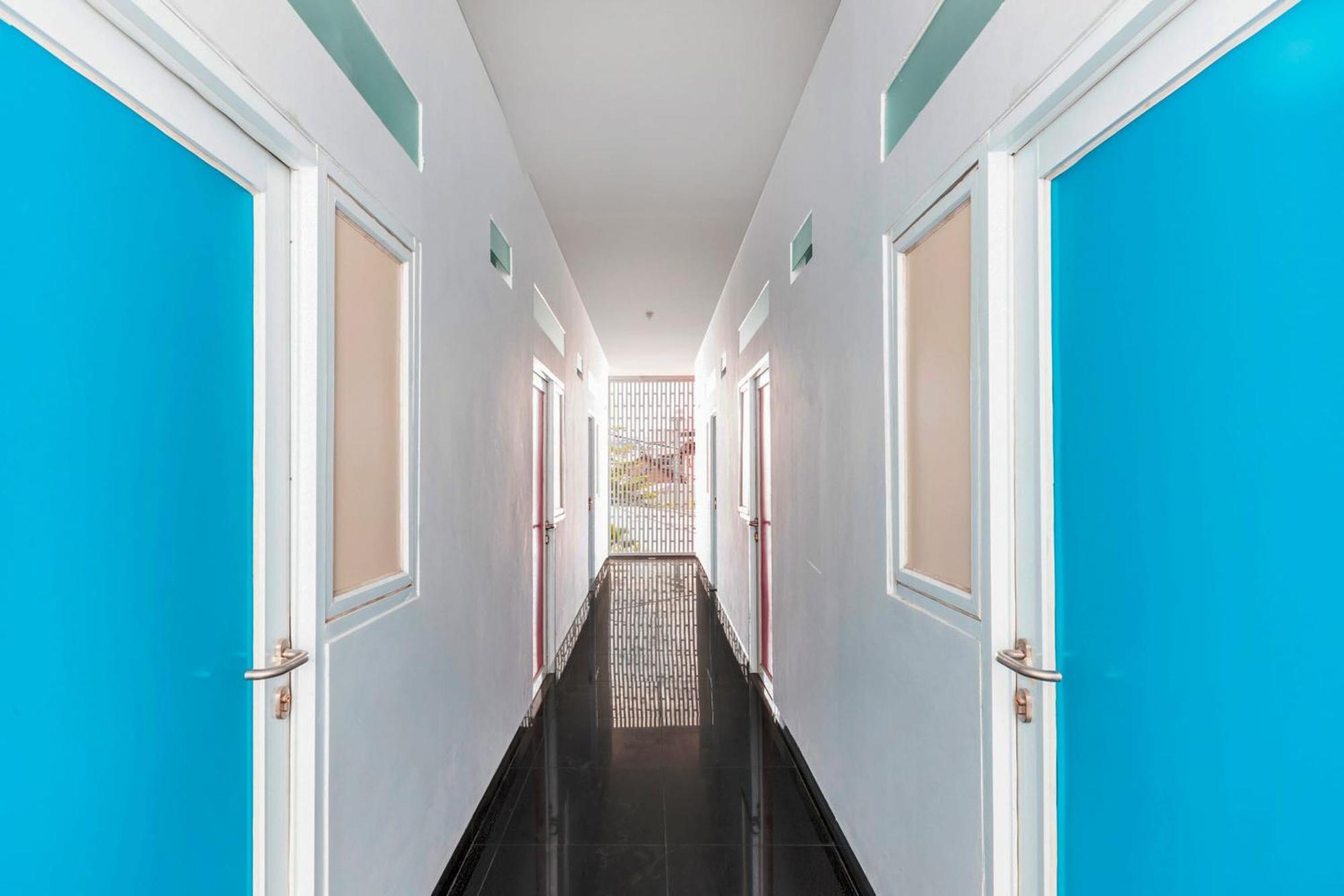 Super Oyo 2223 J&B Room Utan Kayu Джакарта Экстерьер фото